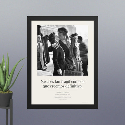 Nada es tan frágil como lo que creemos definitivo: una combinación entre Robert Doisneau y Marguerite Yourcenar. Edición limitada.